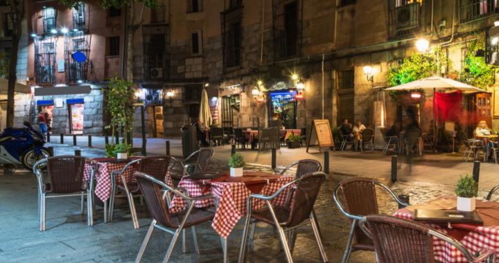 ¿Dónde comer En Madrid? Una opción recomendada es la Cafetería las Palmeras