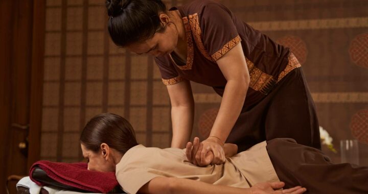 Disfrutar de un masaje tailandés en Crina Rus Beauty Center