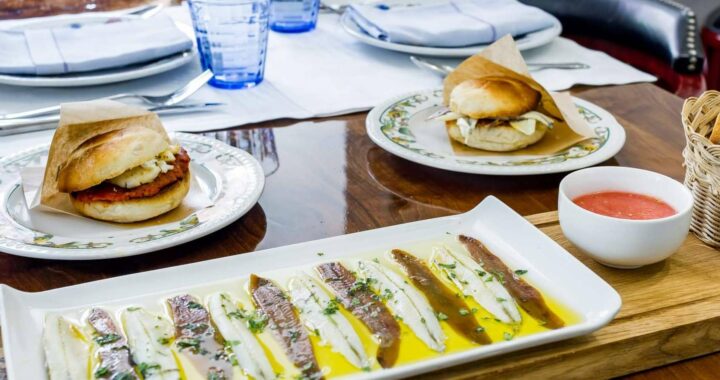 Tasca La Farmacia, un restaurante ubicado en Madrid que se especializa en tapas y raciones, famoso por sus deliciosos torreznos, bacalao y guisos caseros