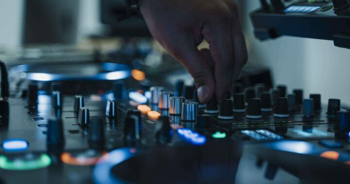 Conocer las recomendaciones de EUMES en controladoras de DJ 2023